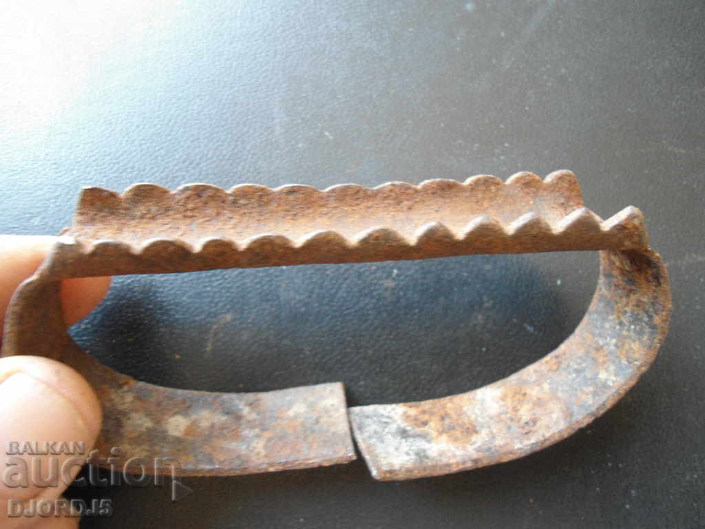 Auction An old hand grain Auction An old hand grain