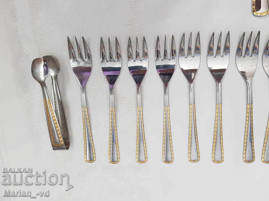 Παράδοση Μαχαιροπίρουνα με επιχρυσωμένο στοιχείο Παράδοση Μαχαιροπίρουνα με επιχρυσωμένο στοιχείο