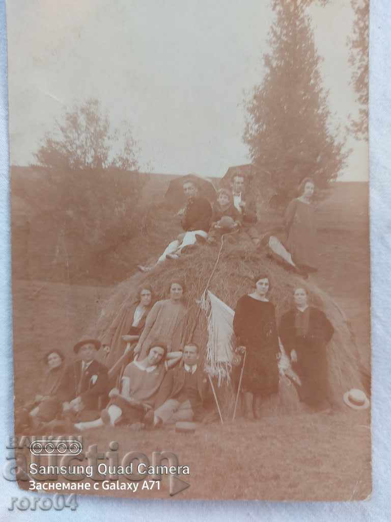 Auction HAY BALL - PEOPLE - OLD PHOTO Auction HAY BALL - PEOPLE - OLD PHOTO