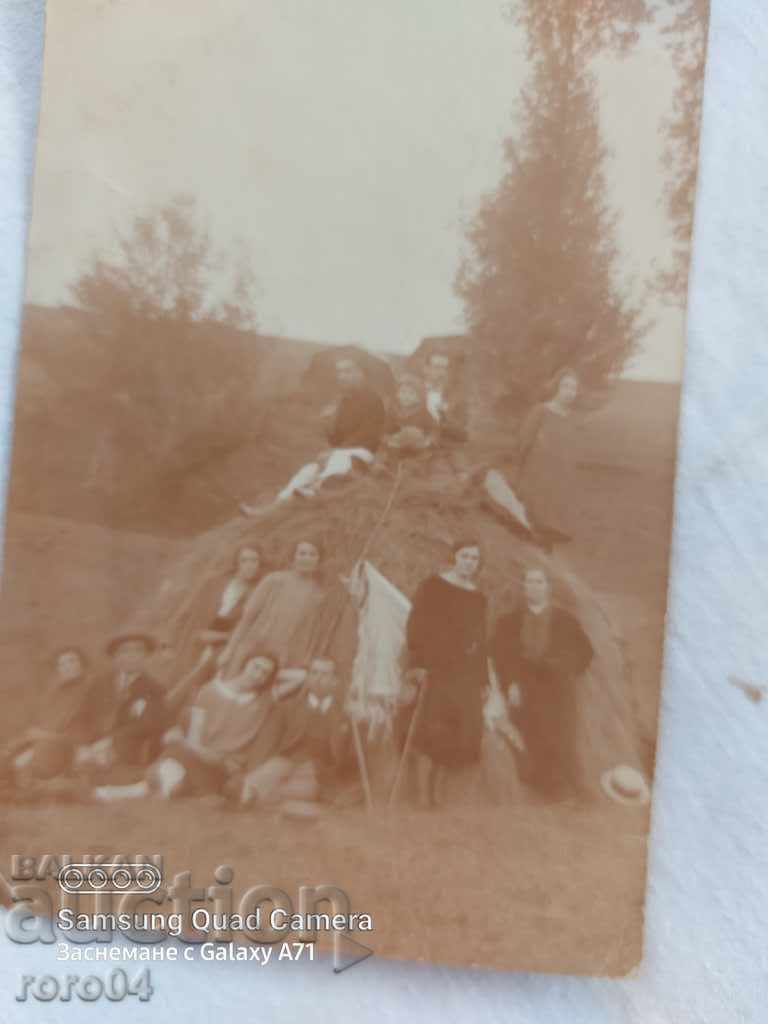 Delivery of HAY BALL - PEOPLE - OLD PHOTO Delivery of HAY BALL - PEOPLE - OLD PHOTO