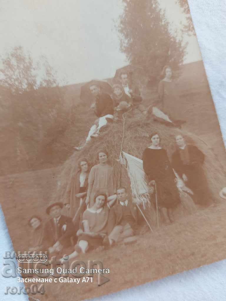 HAY BALL - PEOPLE - OLD PHOTO - 5 HAY BALL - PEOPLE - OLD PHOTO - 5