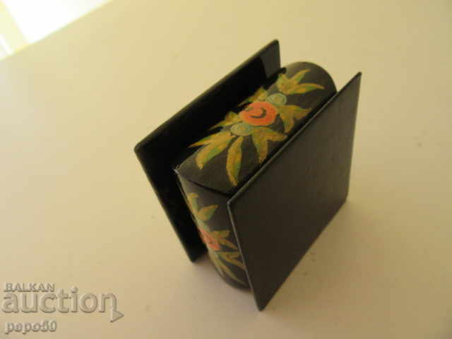 CUTIE LEMN VOPSITĂ MÂNĂ - URSS - 5,8 x 5,8 x 3,5 cm. cu preț 15.00 BGN | € 7.67 CUTIE LEMN VOPSITĂ MÂNĂ - URSS - 5,8 x 5,8 x 3,5 cm. cu preț 15.00 BGN | € 7.67