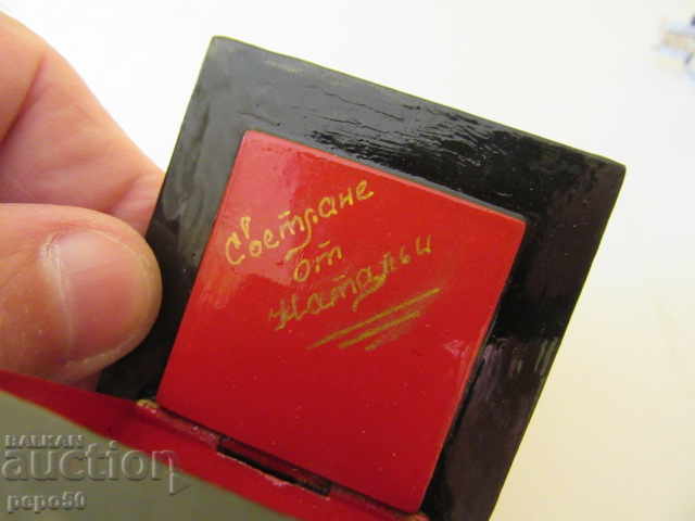 Licitație CUTIE LEMN VOPSITĂ MÂNĂ - URSS - 5,8 x 5,8 x 3,5 cm. Licitație CUTIE LEMN VOPSITĂ MÂNĂ - URSS - 5,8 x 5,8 x 3,5 cm.