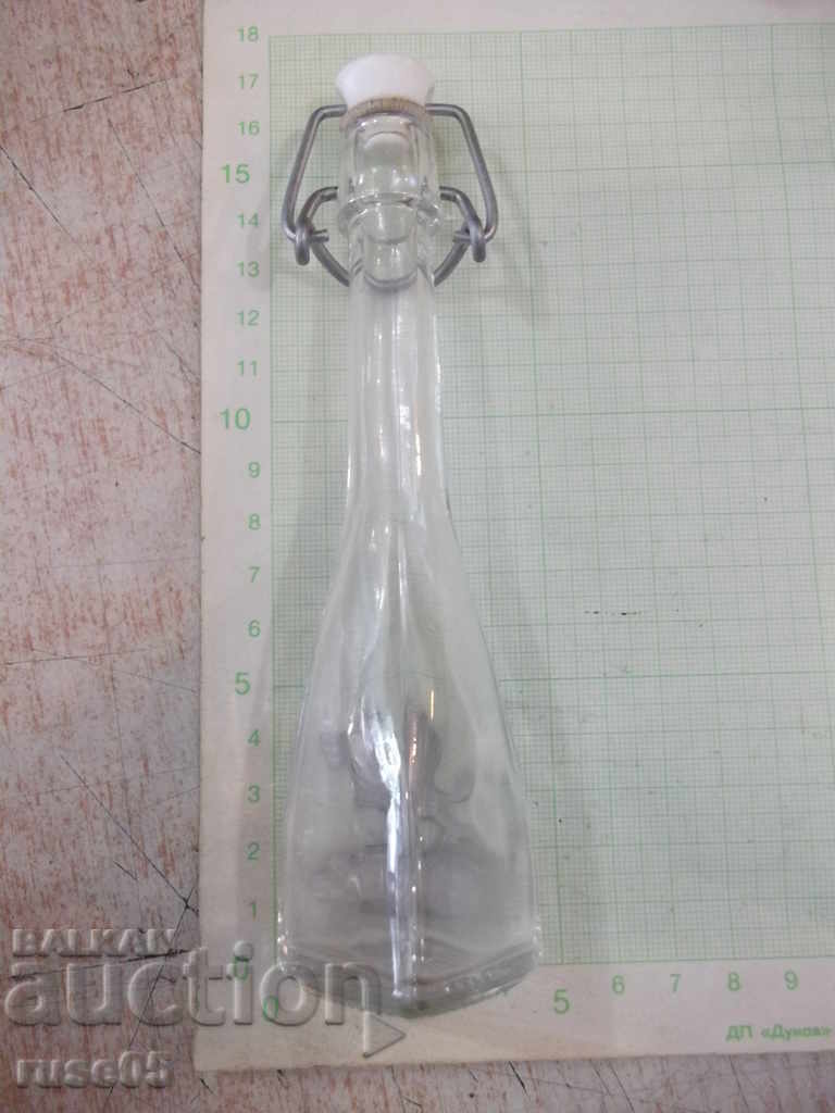 Аукцион Шише с порцеланова клапа за затваряне и метална апликация Аукцион Шише с порцеланова клапа за затваряне и метална апликация