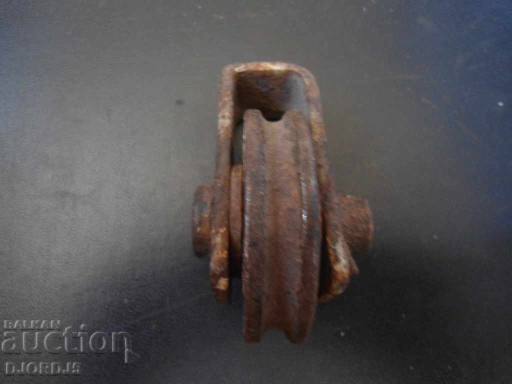 Παλαιός μικρός μεταλλικός τροχός με τιμή 3.00 BGN | € 1.53 Παλαιός μικρός μεταλλικός τροχός με τιμή 3.00 BGN | € 1.53