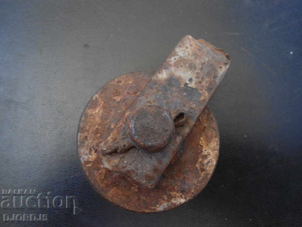 Δημοπρασία Παλαιός μικρός μεταλλικός τροχός Δημοπρασία Παλαιός μικρός μεταλλικός τροχός