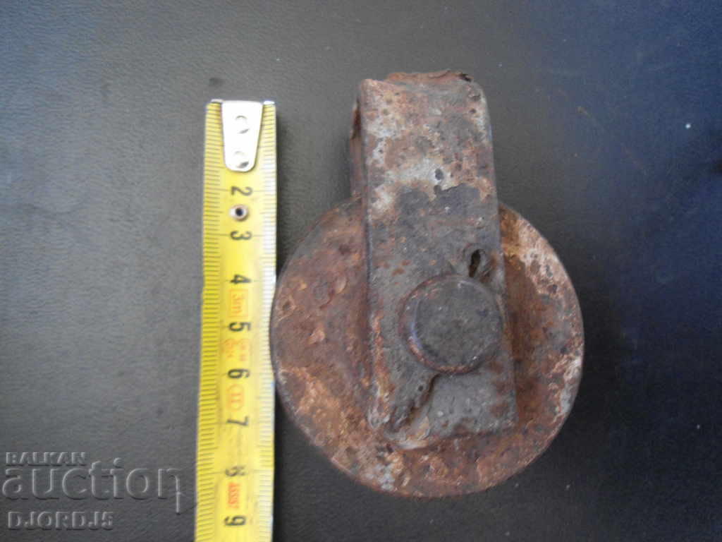 Παράδοση Παλαιός μικρός μεταλλικός τροχός Παράδοση Παλαιός μικρός μεταλλικός τροχός