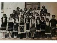 1951 OLD PHOTO PHOTO CARRIED BY CHILDREN