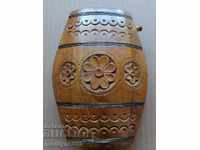 Veche sculptură în lemn de păun, butoiaș, butoi, ciubăr, cană