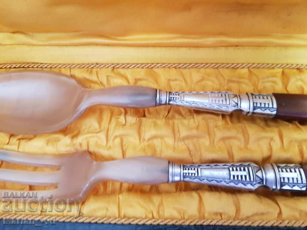 Παράδοση Παλιά γαλλικά σκεύη για σερβίρισμα σαλάτας σε κουτί