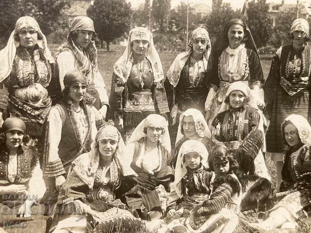 Κορίτσια και παιδιά με μακεδονικά κοστούμια παλιά φωτογραφία