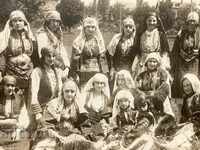 Fete și copii în costume macedonene fotografie veche