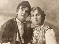 Кавалджия Момче и момиче в народни носии стара снимка