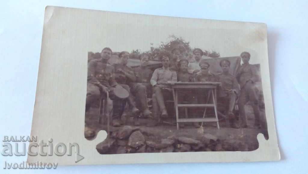 Φωτογραφία Αξιωματικοί και στρατιώτες μπροστά από το στρατόπεδο PSV του 1917