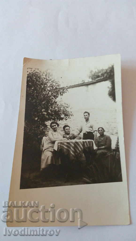 Φωτογραφία Stara Zagora Άνδρες και γυναίκες στο τραπέζι στην αυλή 1933