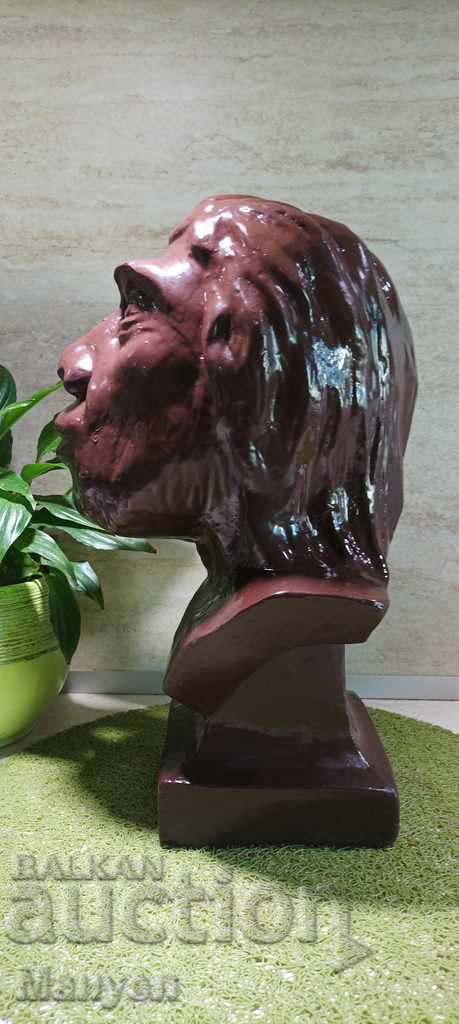 Auction I am selling an old author's sculpture. Auction I am selling an old author's sculpture.