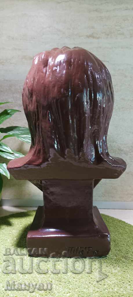 Delivery of I am selling an old author's sculpture. Delivery of I am selling an old author's sculpture.