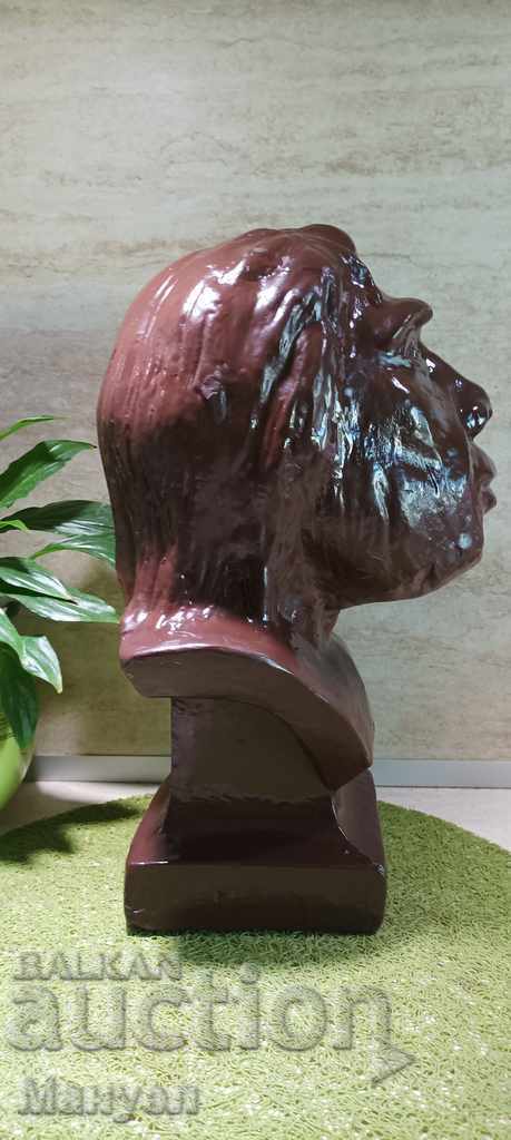 I am selling an old author's sculpture. - 5 I am selling an old author's sculpture. - 5
