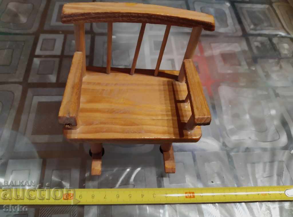 Scaun miniatural din lemn