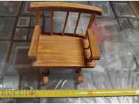 Scaun miniatural din lemn