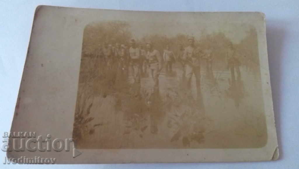 Снимка Австрийски офицери и войници през блатата ПСВ