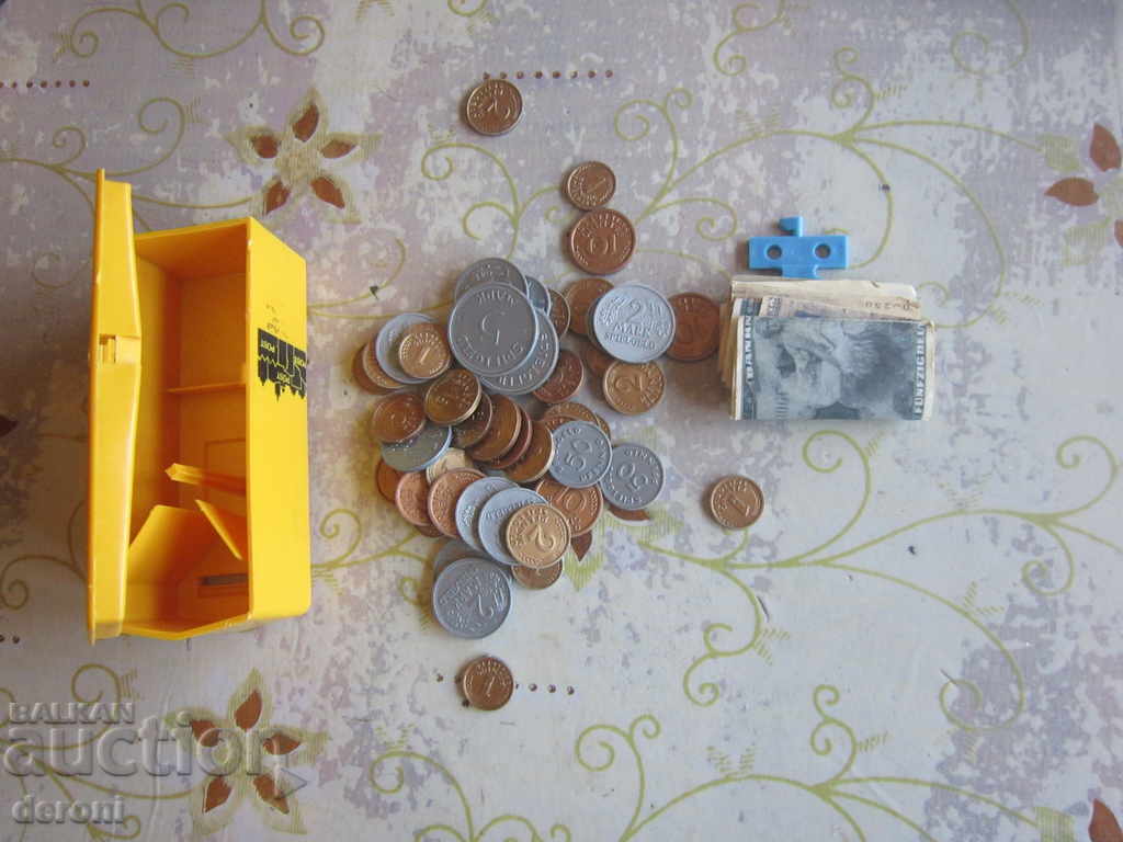 Delivery of Children's savings bank with key key Delivery of Children's savings bank with key key