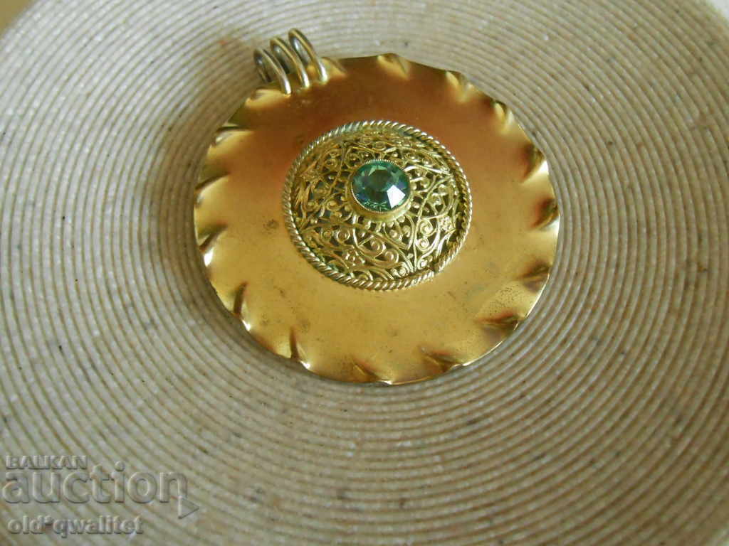 Παράδοση Ελκυστικό παλιό μενταγιόν, επιχρύσωση, όμορφος λίθος 56 χιλ./48 χιλ Παράδοση Ελκυστικό παλιό μενταγιόν, επιχρύσωση, όμορφος λίθος 56 χιλ./48 χιλ