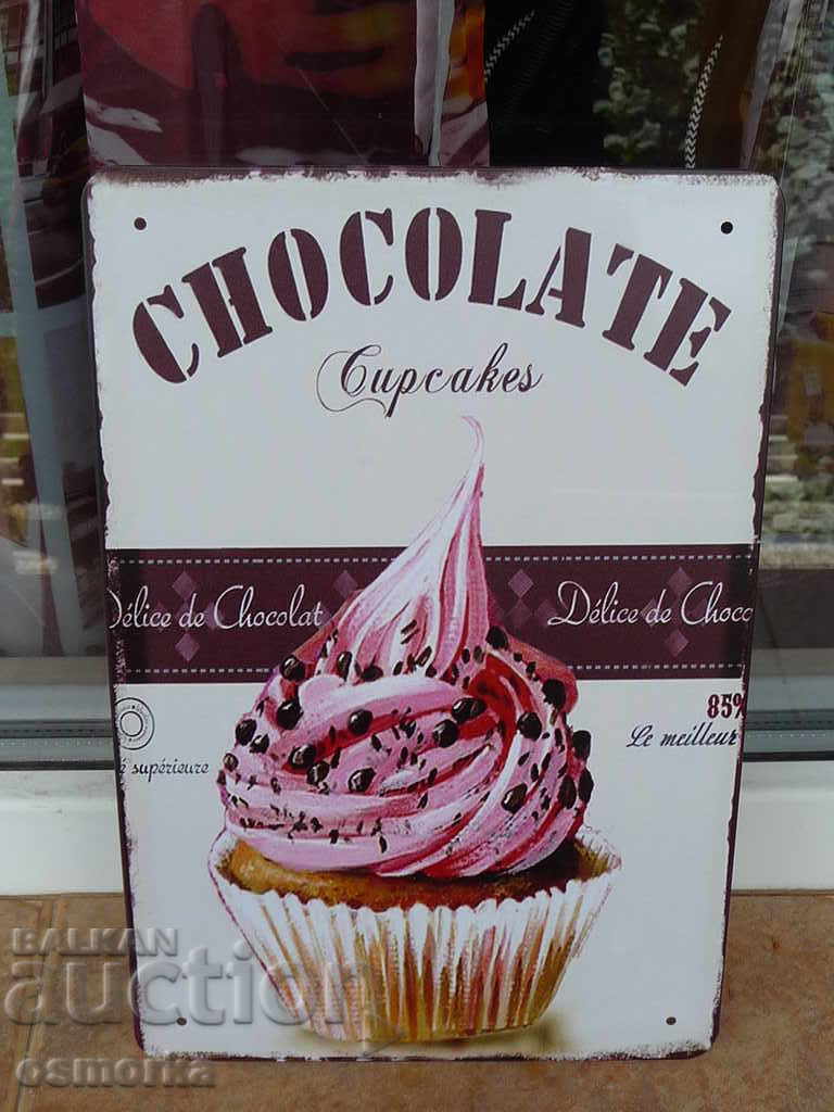 Μεταλλικό πιάτο σοκολάτα σοκολάτα cupcake ροζ κρέμα φαγητού