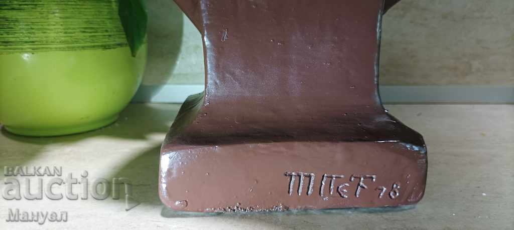 I am selling an old author's sculpture. - 5 I am selling an old author's sculpture. - 5