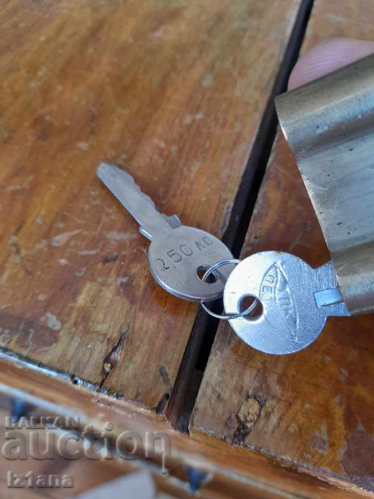 Delivery of Old padlock Delivery of Old padlock