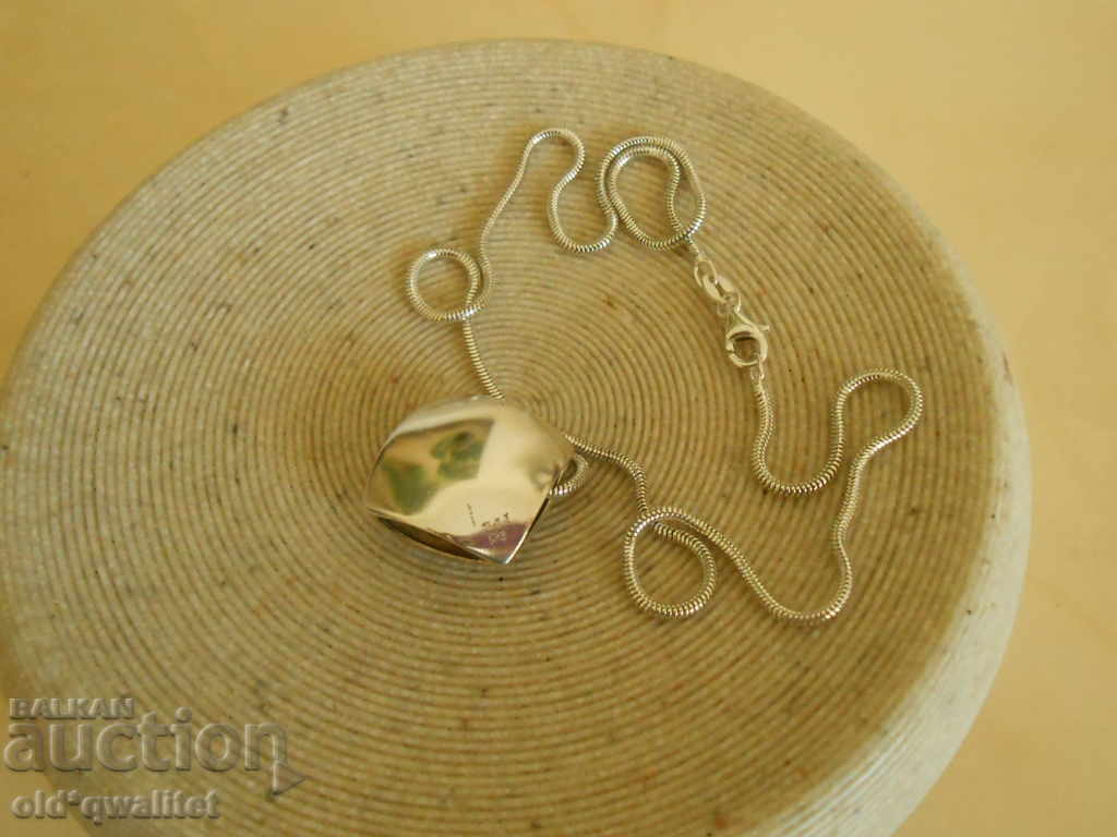 Delivery of Beautiful vintage Enamel NECKLACE, designer Delivery of Beautiful vintage Enamel NECKLACE, designer