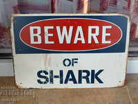 Μεταλλική πινακίδα επιγραφή Προσοχή καρχαρίες κίνδυνος Σαγόνια άνθρωποι