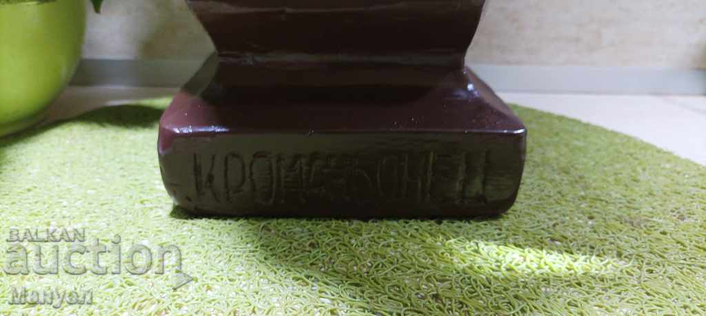 Delivery of I am selling an old author's sculpture. Delivery of I am selling an old author's sculpture.