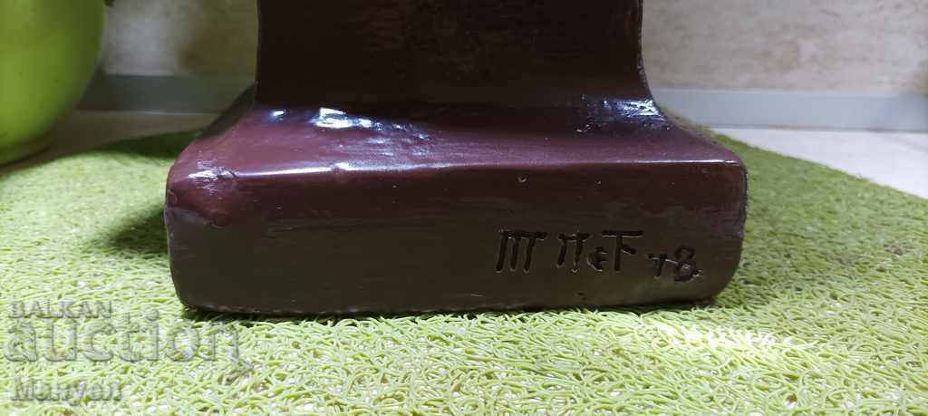 I am selling an old author's sculpture. - 6 I am selling an old author's sculpture. - 6