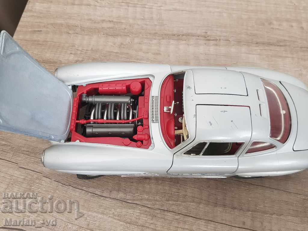 Delivery of Bburago Metal trolley 1954 Mercedes Benz 300SL 1:18 Delivery of Bburago Metal trolley 1954 Mercedes Benz 300SL 1:18