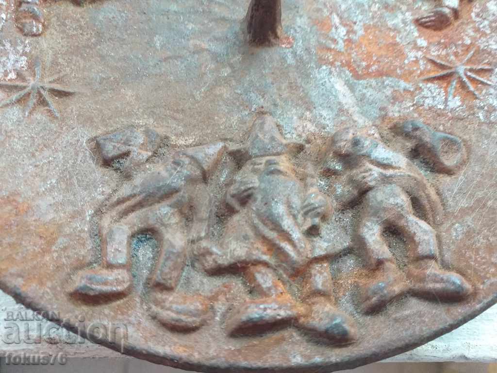 Ένα υπέροχο μαντεμένιο πιάτο κηροπήγιο με στολίδια με τιμή 39.00 BGN | € 19.94 Ένα υπέροχο μαντεμένιο πιάτο κηροπήγιο με στολίδια με τιμή 39.00 BGN | € 19.94