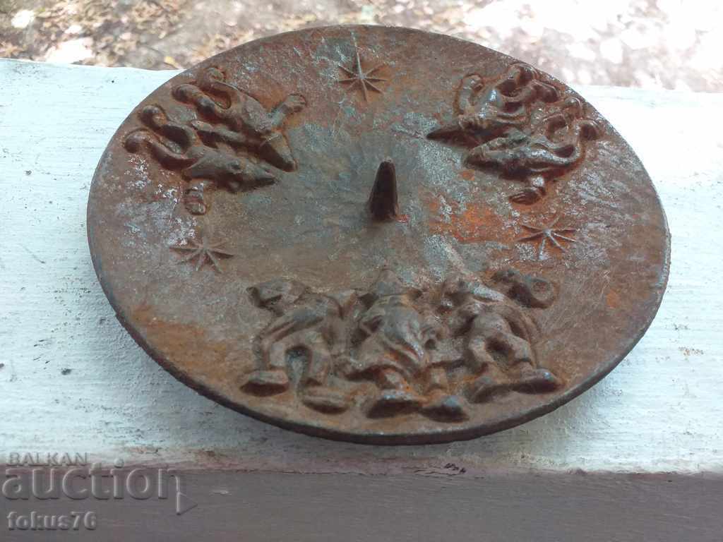 Δημοπρασία Ένα υπέροχο μαντεμένιο πιάτο κηροπήγιο με στολίδια Δημοπρασία Ένα υπέροχο μαντεμένιο πιάτο κηροπήγιο με στολίδια