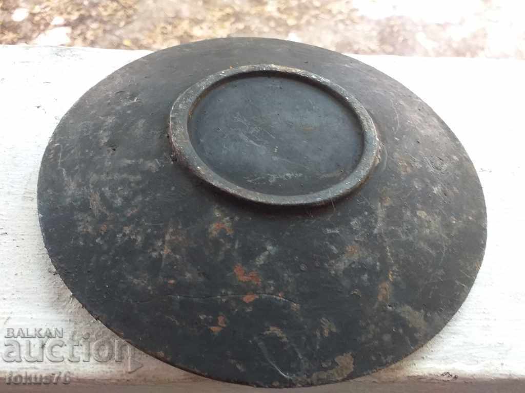 Παράδοση Ένα υπέροχο μαντεμένιο πιάτο κηροπήγιο με στολίδια Παράδοση Ένα υπέροχο μαντεμένιο πιάτο κηροπήγιο με στολίδια