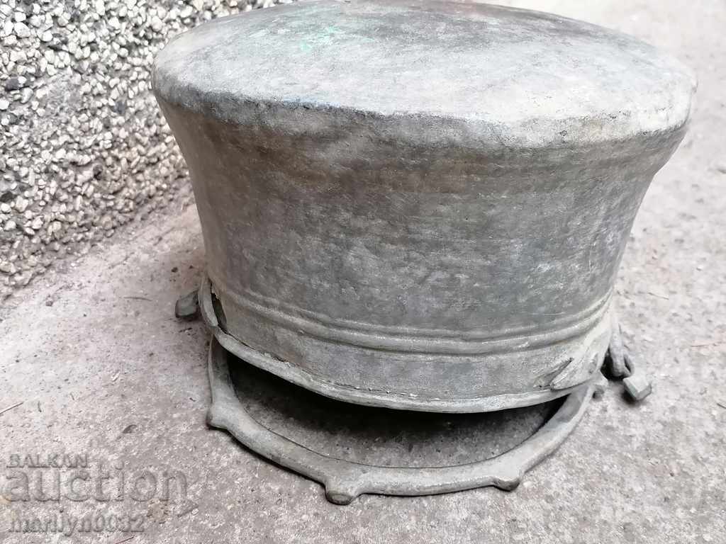 Delivery of An old tinned mane, a pit, a baker, a boiler, a pot, and a hybrid Delivery of An old tinned mane, a pit, a baker, a boiler, a pot, and a hybrid