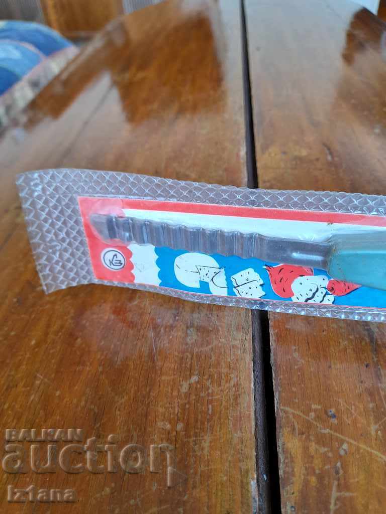 Стар къдрав,фигурен нож с цена 20.00 лв. | € 10.23 Стар къдрав,фигурен нож с цена 20.00 лв. | € 10.23