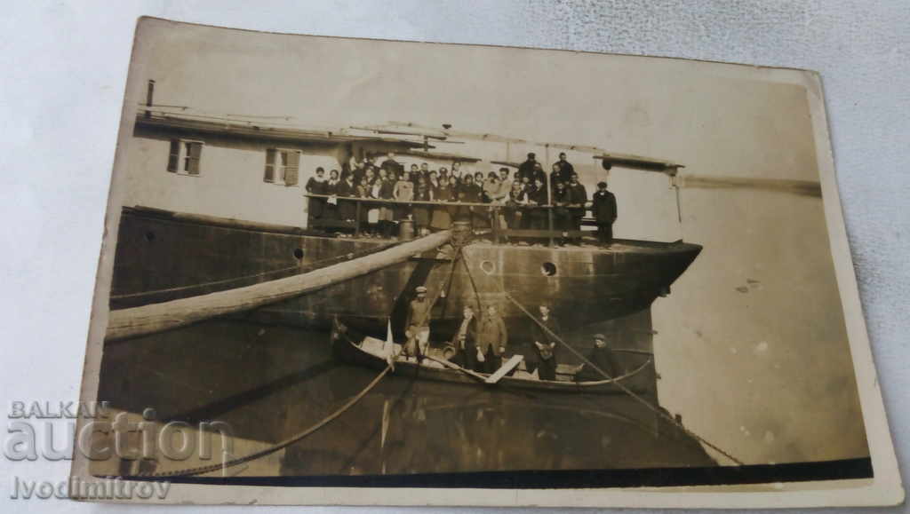 Photo Passengers on a ship in a port on the Danube