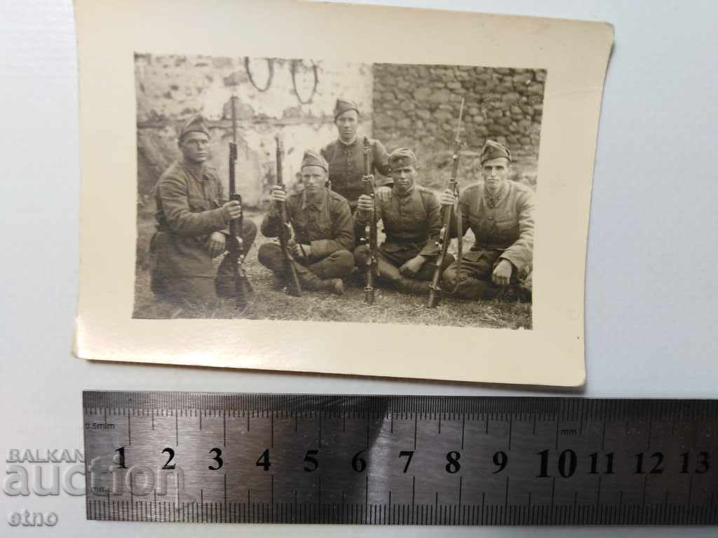ROYAL PHOTO-SOLDIERS, UNIFORM, RIFLE, BAG with price 10.00 BGN | € 5.11 ROYAL PHOTO-SOLDIERS, UNIFORM, RIFLE, BAG with price 10.00 BGN | € 5.11