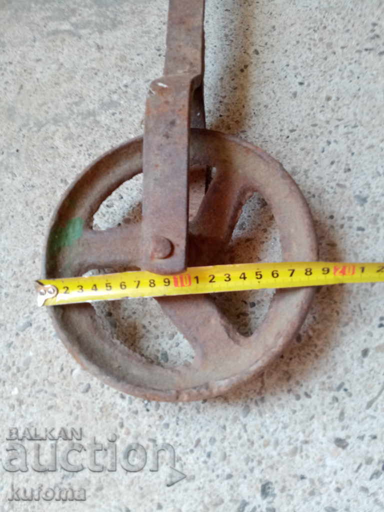 Δημοπρασία Ένας παλιός τροχός σιδήρου Δημοπρασία Ένας παλιός τροχός σιδήρου