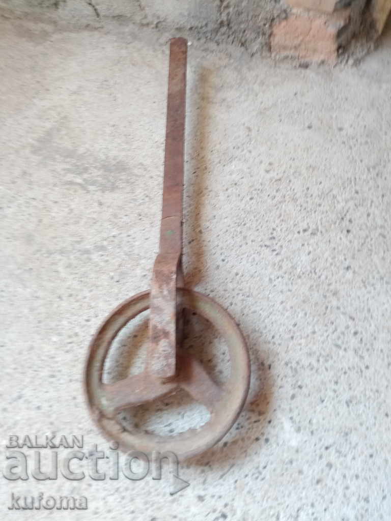 Παράδοση Ένας παλιός τροχός σιδήρου Παράδοση Ένας παλιός τροχός σιδήρου