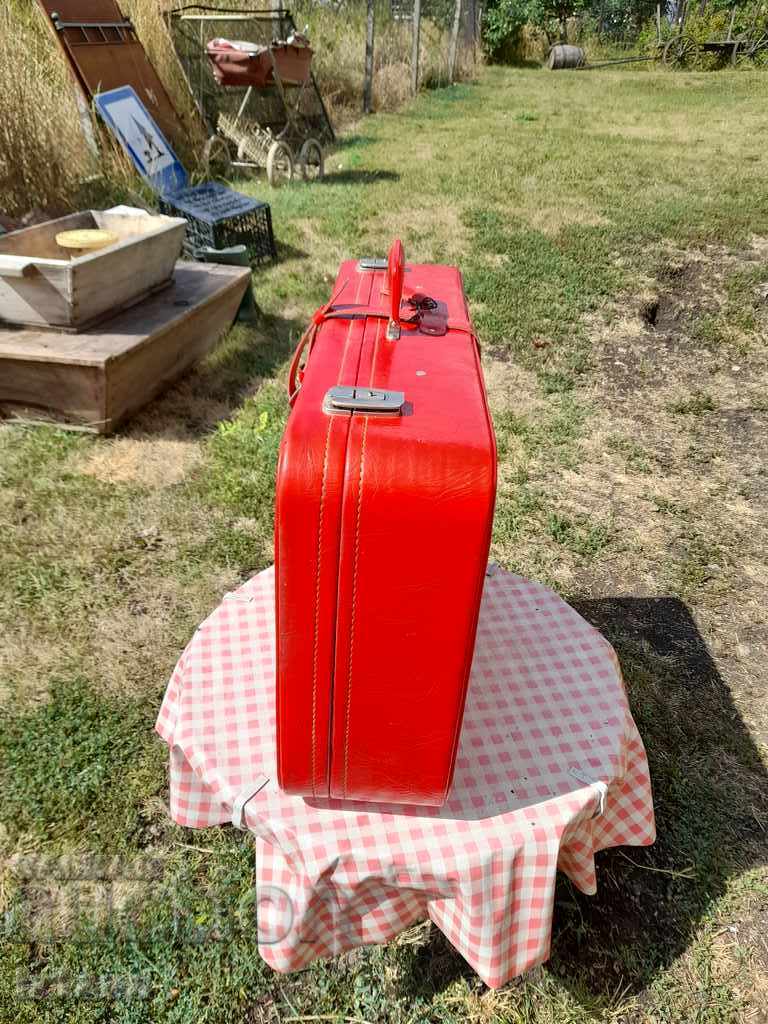 Стар куфар с цена 45.00 лв. | € 23.01 Стар куфар с цена 45.00 лв. | € 23.01