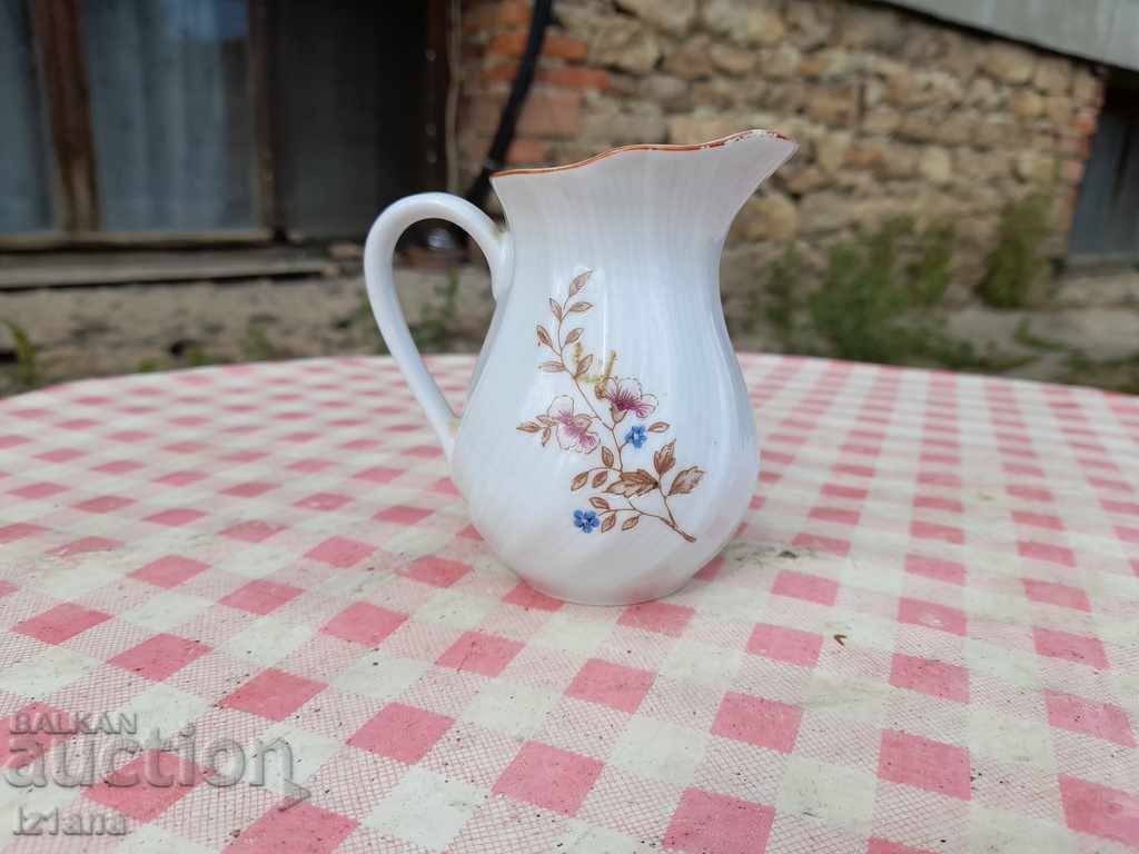 Auction An old porcelain jug, a jug Auction An old porcelain jug, a jug