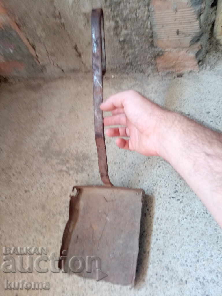 Lopată veche de vatră cu preț 9.99 BGN | € 5.11