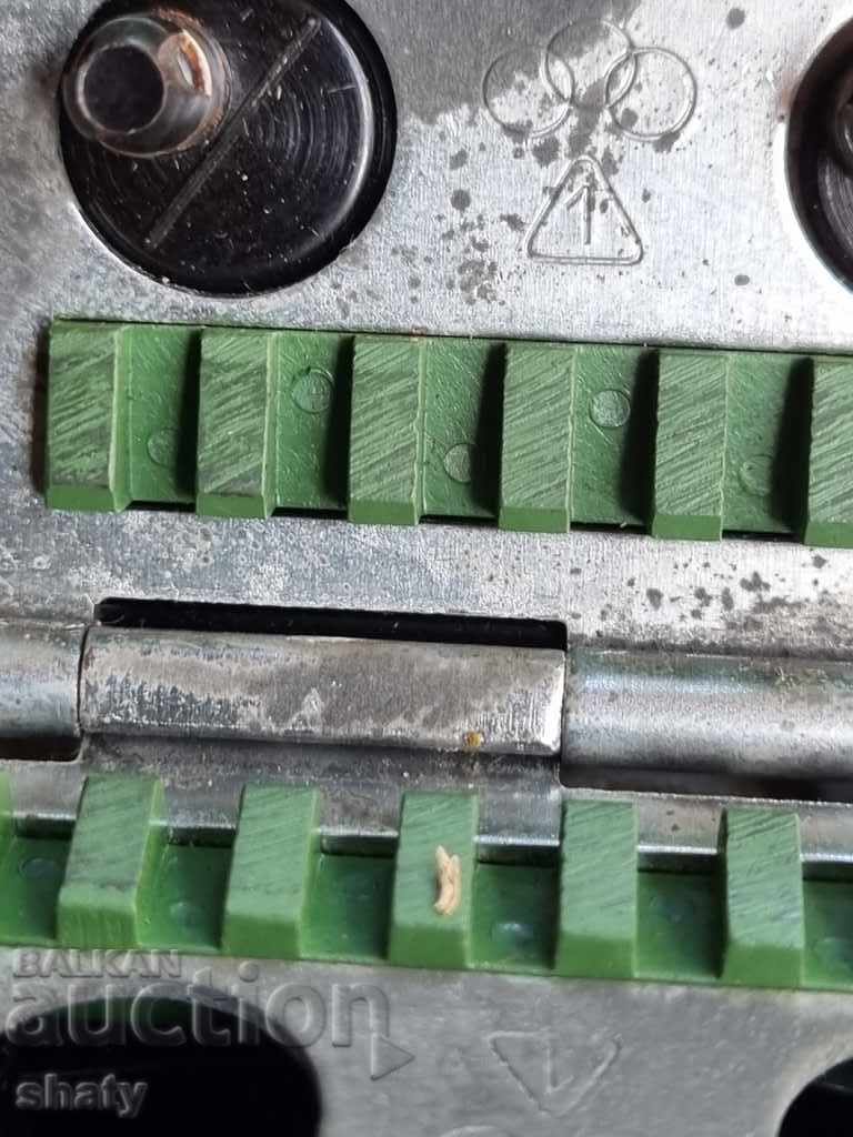 Delivery of Old device for precision razor blades Delivery of Old device for precision razor blades