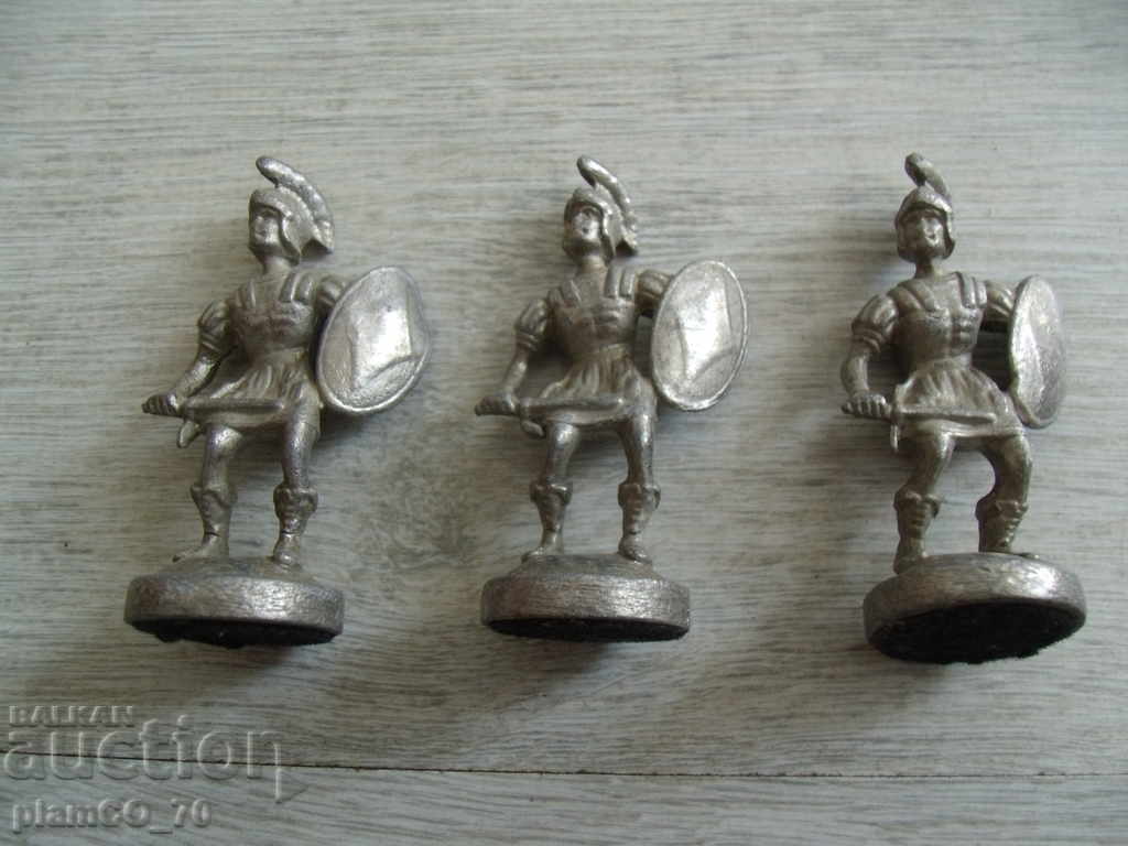 № * 5565 trei figurine metalice vechi