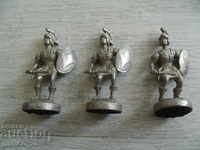 № * 5565 trei figurine metalice vechi